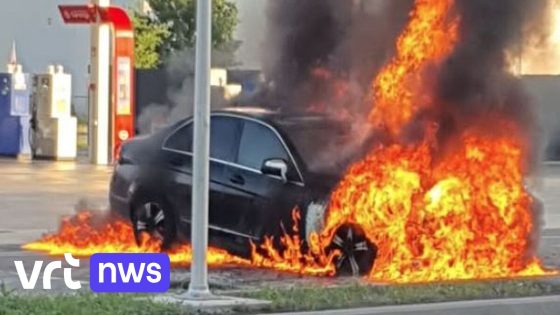 Auto in lichterlaaie aan tankstation in Pelt: "Gelukkig ver genoeg van de pomp geparkeerd" - VRT