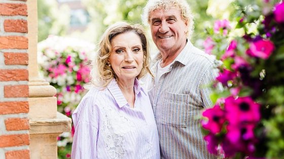 Carmen Pfaff (69) praat voor het eerst na hersenbloeding en home-invasion waarbij ze klappen kreeg: “Blij dat ik mijn glimlach teruggevonden heb”