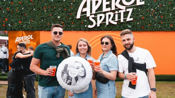 Chloë (27) brengt prachtig eerbetoon aan vermoorde zus Naomi op Extrema Outdoor: “Het was haar lievelingsfestival”