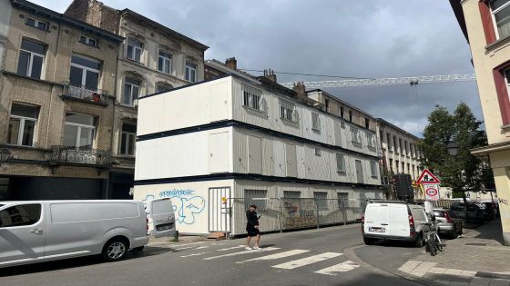 Na zeven maanden verdwijnt containermuur in Bouillonstraat na rechterlijke uitspraak