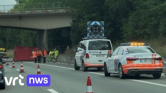 Auto met 5 inzittenden rijdt tegen brugpijler in Wezembeek-Oppem - VRT