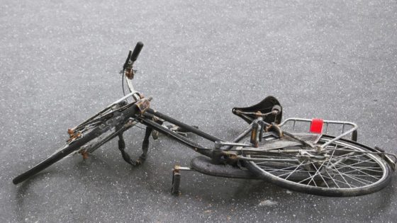 Fietsers haken in elkaar, fietsster naar het ziekenhuis overgebracht