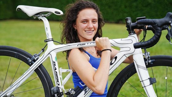 “Al duurt die rit drie dagen, ik zal boven staan”: Delphine (19) wil de top van de Ventoux bereiken en meer dan 20.000 euro inzamelen - Nieuwsblad