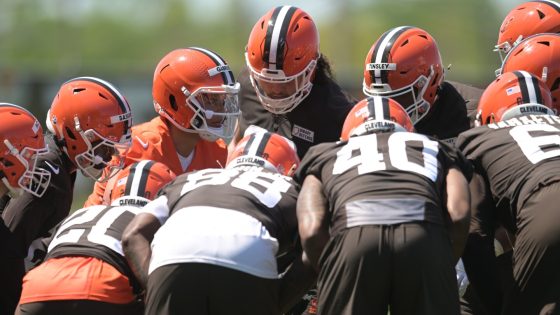 Dillon Gabriel signs rookie deal with Browns