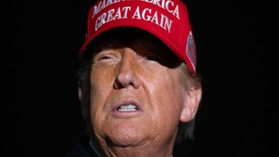 Donald Trump's Lock Screen Has Gone Viral Again And It's Painfully On Brand - BuzzFeed