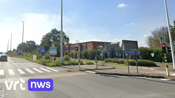 Politieauto overkop tijdens achtervolging in Evergem: 2 agenten lichtgewond 