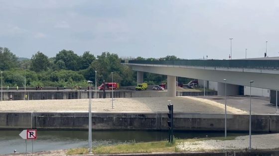 Voertuig belandt in kanaal bij sluis van Ternaaien, één persoon zit 40 minuten vast onder water - HBVL