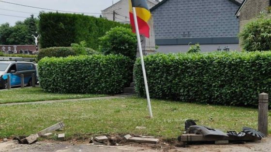 Bestuurder rijdt in op oorlogsmonument, dader gevat door alerte buren: “Vervolging voor dronkenschap en vluchtmisdrijf” (Glabbeek)