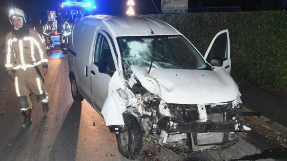 Dronken bestuurder knalt elektriciteitspaal omver in…