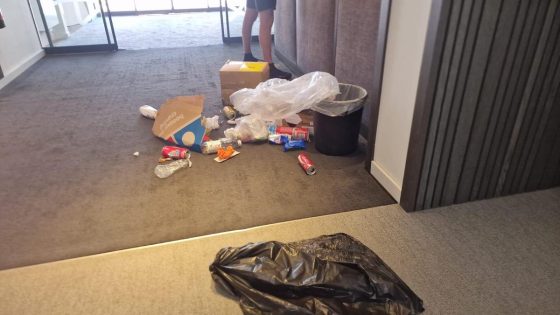 “Onze stad is vuil en dat hoort niet”: ex-gemeenteraadslid raapt zelf zwerfvuil op en dumpt het voor balie van stadhuis