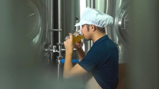 Ex-werknemer sleept brouwerij voor de rechter: “Ik werd gedwongen om 4 liter bier per dag te drinken”