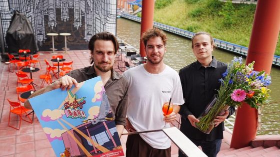 Normaal is het ‘artists only’, maar deze zomer staat dit terras aan het water open voor iedereen