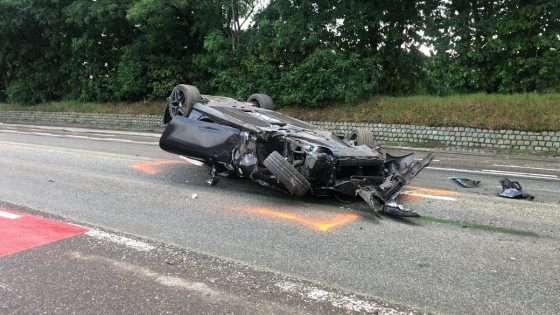 Ferrari gaat over de kop op Grote Baan in Helchteren, chauffeur neemt de vlucht - HBVL
