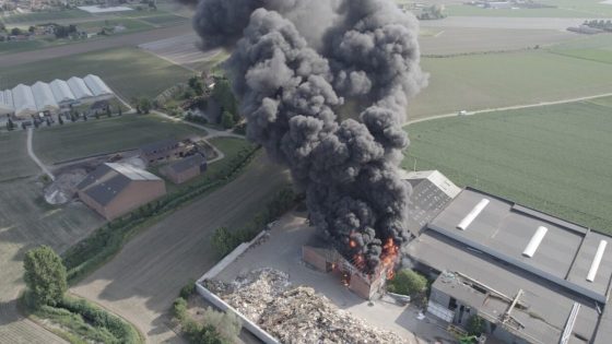 Felle brand bij afvalverwerkend bedrijf in…