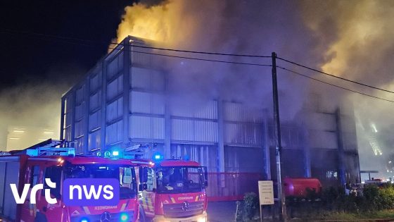 Brand in afvalverwerkend bedrijf in Menen: "Best ramen en deuren dichthouden, maar geen schadelijke stoffen vrijgekomen"