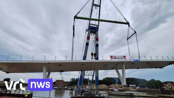 Eerste brugdelen van nieuwe fiets- en voetgangersbrug over Albertkanaal in Wijnegem succesvol geplaatst