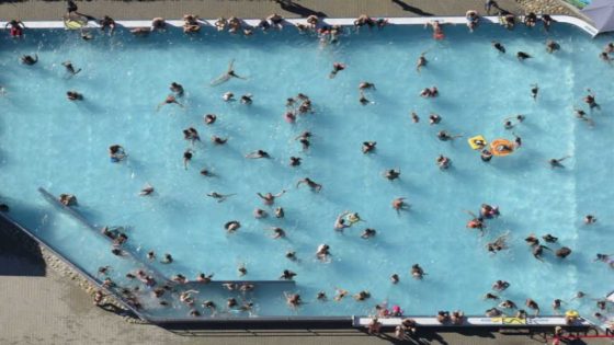 Vijf jongeren gaan helemaal door het lint na opmerking van zwembadredders