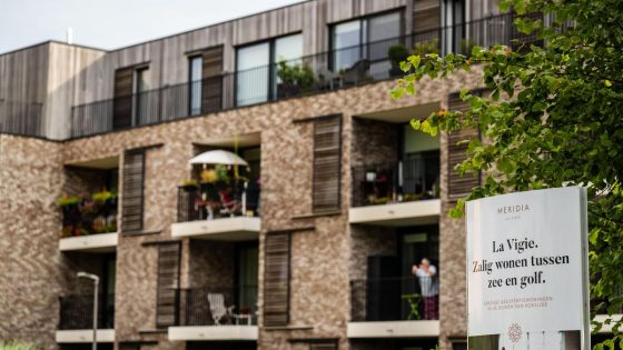 “Geen alarmsystemen en geen permanentie”: Vlaamse regering gaat forser optreden tegen uitbater assistentiewoningen na “ernstige tekortkomingen” - De Standaard