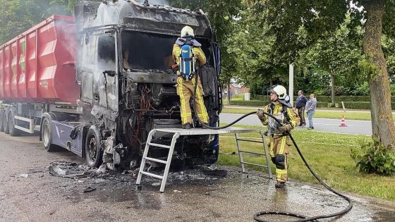 Stuurcabine van zwaar transportvoertuig volledig uitgebrand in Sint-Truiden