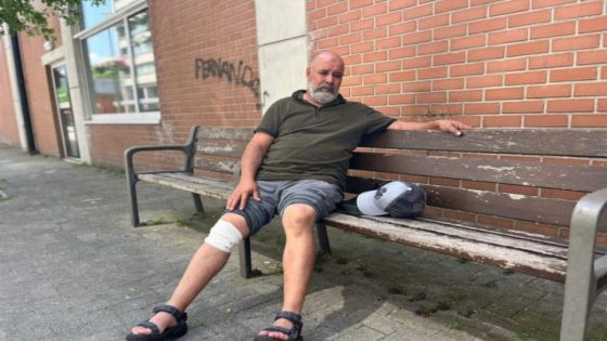 “Ik vocht voor mijn leven en dat van de anderen”: Nacer (63) kwam tussen bij dodelijke steekpartij in bus op Linkeroever - Het Nieuwsblad