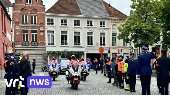Honderden mensen nemen afscheid van korpschef Yves Rotty in Brugse Sint-Salvatorskathedraal: "Zijn werk was zijn leven"