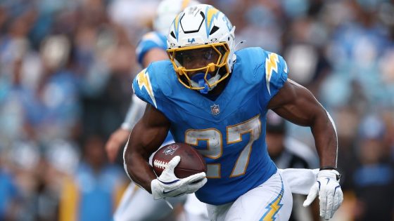 J.K. Dobbins signs with Broncos