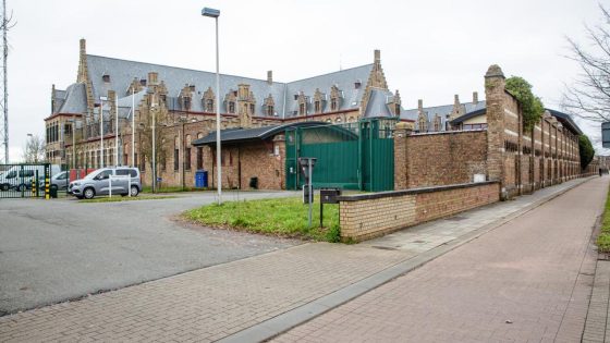 Jabbeke krijgt nieuw gesloten asielcentrum, burgemeester reageert: “Veel kans om te ontsnappen is er niet”