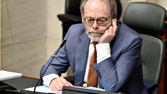 Kamervoorzitter De Roover verbolgen over nieuw uitstel begrotingsdebat: “Dit was echt een blamage voor het parlement”