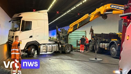 Kennedytunnel afgesloten voor verkeer vanuit Waasland: vrachtwagen met oplegger gekanteld