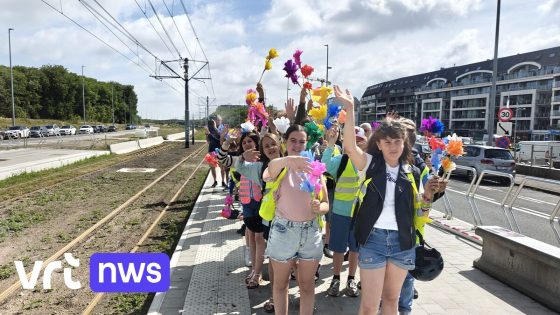 Kinderen reizen deze zomer gratis met de kusttram met zelfgemaakte strandbloem: "Vrolijk tafereel zorgt voor positieve sfeer"