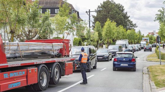 Knokke-Heist activeert hitteplan en dat veroorzaakt meteen files: “De mensen moeten er duidelijk nog aan wennen”