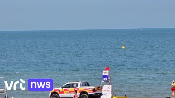 Strandredders halen 2 Antwerpse tieners uit zee in Oostende: "Buiten levensgevaar" - VRT
