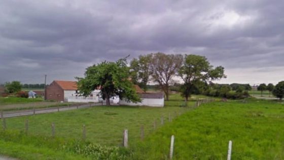 Bliksem slaat in terwijl koppel naar tv aan het kijken is: fermette verwoest in Doornik