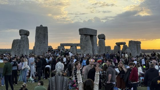 Stonehenge solstice sunrise draws druids, pagans and revelers
