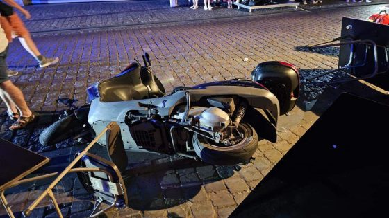 Man crasht met gestolen motorfiets op terras van koffiehuis na braderij in Herentals: meerdere gewonden, bestuurder slaat op de vlucht