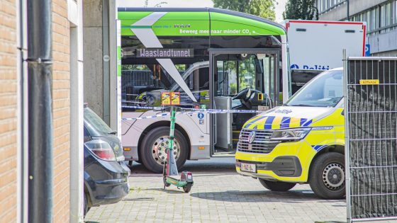 Man sterft bij schijnbaar willekeurige mesaanval in bus op Linkeroever: “Ik hoorde de buschauffeur schreeuwen”