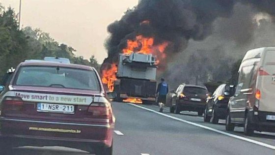 Kraanwagen volledig uitgebrand op N60, ook andere wagen beschadigd door weggeslingerd wiel