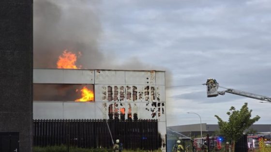 Zware brand legt kantoorgebouw van houtbedrijf in as: “Bij aankomst stond kantoorgedeelte al in lichterlaaie” (Oostende)