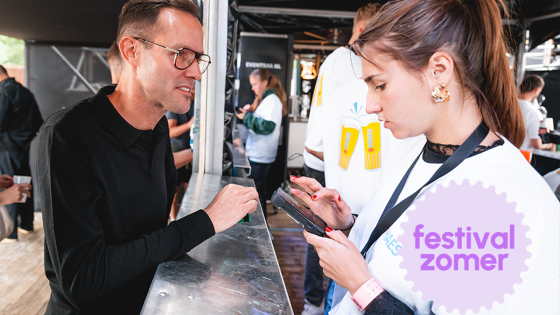 Minister Beenders onder de indruk van betaalsysteem op Extrema Outdoor: “Voorbeeld voor andere festivals”