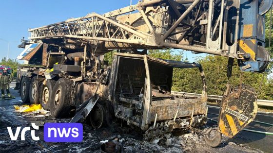 Mobiele kraan brandt volledig uit in Oudenaarde, N60 tijdelijk afgesloten