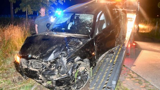 Pizzabezorger zwaargewond na crash tegen boom