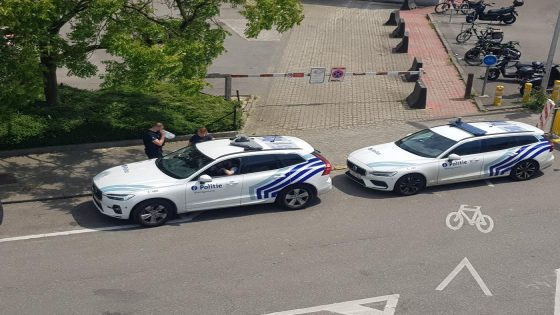 Politie blokkeert fietsdoorgang, klagende bewoner getuigt over agressieve agenten