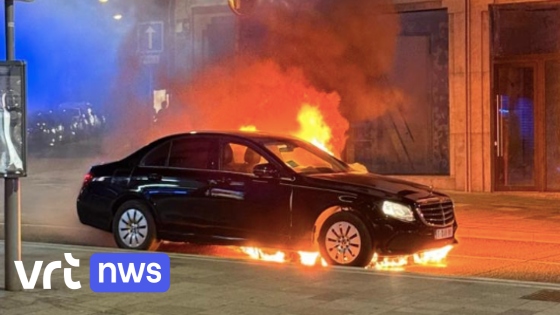 Politie redt bestuurder op het nippertje uit brandende auto aan Naamsepoort in Brussel
