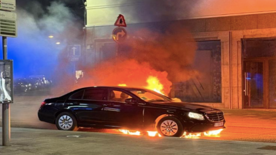 Politie redt bestuurder op het nippertje uit brandende auto aan Naamsepoort