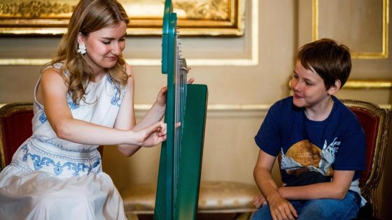 Prinses Elisabeth geeft rondleiding aan jonge patiënten in Koninklijk Paleis