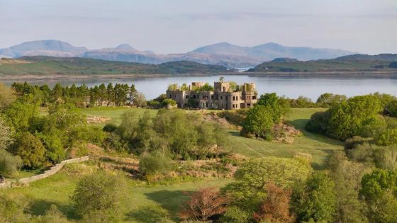 Privé-eiland te koop met stranden, vakantiehuisjes én kasteel: “Een idyllische plek om avonturen te beleven”