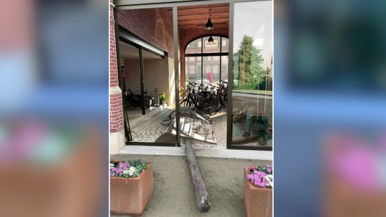 Ramkraak met boomstam op fietsenwinkel in Zonnebeke:…
