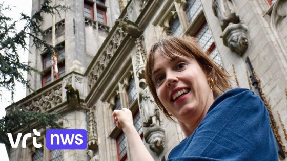 Rapunzel in het echt: Liesa Naert hangt vlecht van 25 meter uit toren van Poortersloge in Brugge