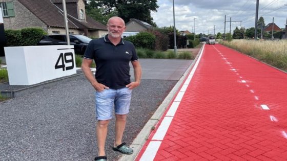 Bewoners misnoegd nadat wegdek in hun straat plots felrood kleurt: “Als het heeft geregend en het vriest, dan wordt het hier spekglad” (Kasterlee)