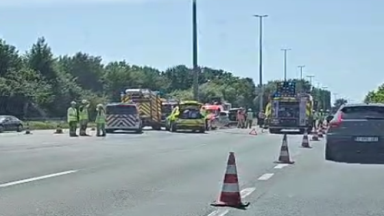 Kop-staartaanrijding op de R4: 2 inzittenden raken gewond (Gent)